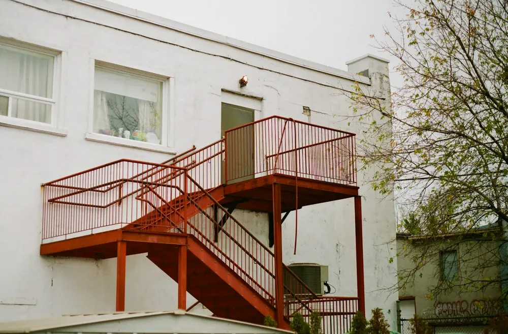 Plex de Montréal avec escalier extérieur, immeuble multilogement traité contre les punaises de lit et les coquerelles